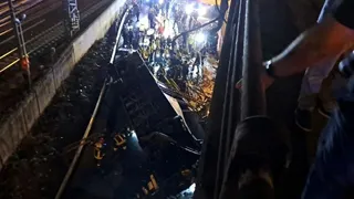 Italia: al menos 20 muertos al caer un colectivo de un puente