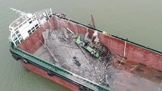 China: al menos 5 muertos por el choque de un buque contra un puente