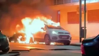 Incendiaron dos autos en Villa del Parque
