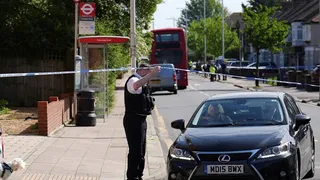 Un hombre apuñaló a varias personas y mató a un niño de 13 años en el 'Subte' londinense