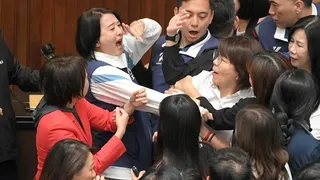 Caos y violencia en Parlamento taiwanés: un legislador se robó un proyecto de ley