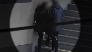 Detuvieron a un joven de 20 años que arrastró a su novia por las escaleras del Subte