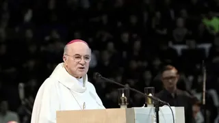 Excomulgaron a un arzobispo ultraconservador por no reconocer al Papa